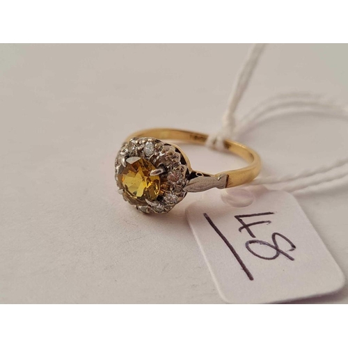 48 - A EDWARDIAN YELLOW SAPPHIRE AND DIAMOND CLUSTER RING 18CT GOLD SIZE J1/2 - 2.8 GMS