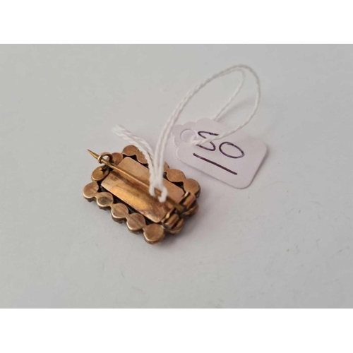 50 - A Georgian garnet and pearl gold memorial brooch