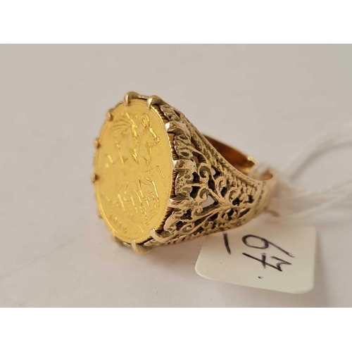 67 - A HALF SOVEREIGN RING IN 9CT MOUNT 1914 SIZE P 9.8g