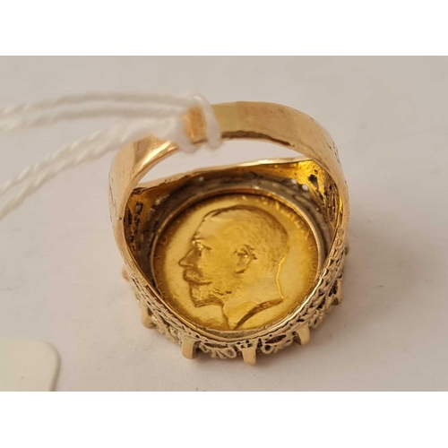 67 - A HALF SOVEREIGN RING IN 9CT MOUNT 1914 SIZE P 9.8g