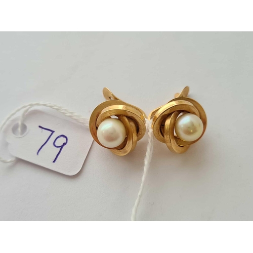 79 - A pair of gold and pearl knot earrings - 4.3 g.