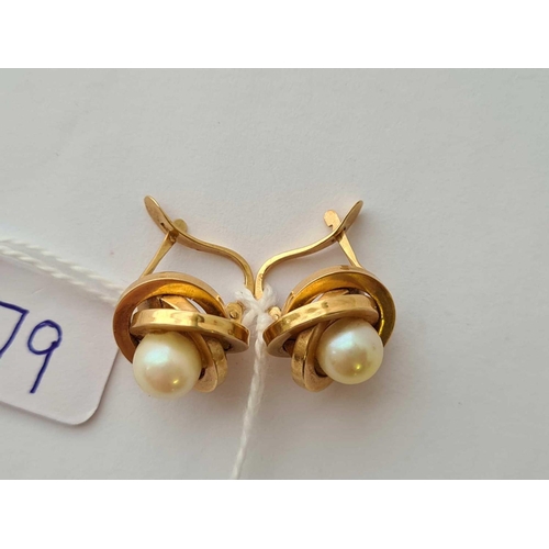 79 - A pair of gold and pearl knot earrings - 4.3 g.