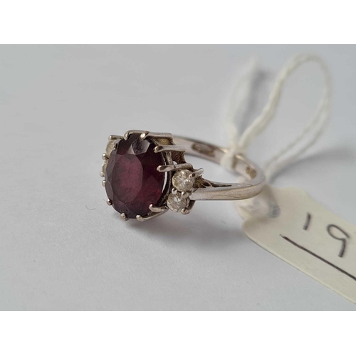 19 - A WHITE GOLD GARNET AND DIAMOND CLUSTER RING 18CT GOLD SIZE K - 4.8 GMS