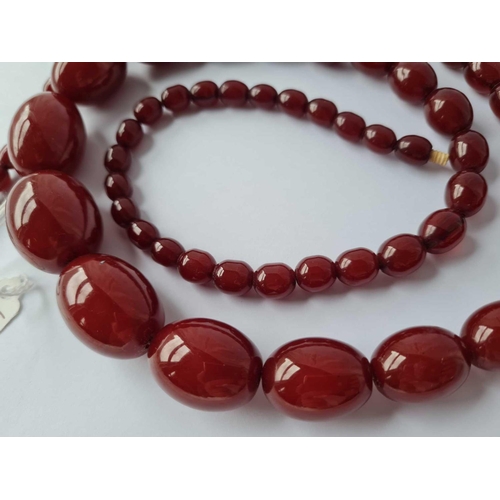 11 - A LONG STRING OF GRADUATED CHERRY AMBER BEADS 42 CM - 102 GMS