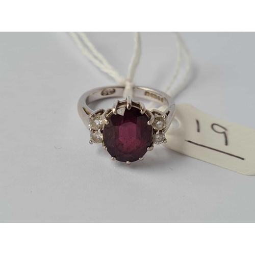 19 - A WHITE GOLD GARNET AND DIAMOND CLUSTER RING 18CT GOLD SIZE K - 4.8 GMS