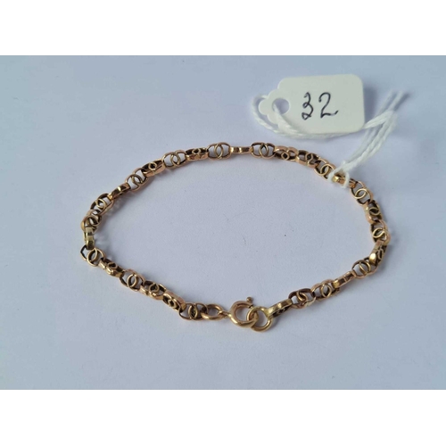 32 - A fancy bracelet 9ct - 2.8 gms