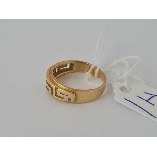 1 - A good Greek key pattern ring 18ct gold size p - 4 gms