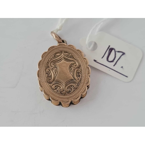 107 - A good gold back and front engraved oval memorial locket