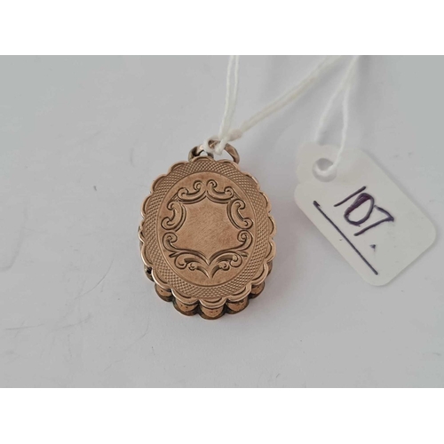 107 - A good gold back and front engraved oval memorial locket