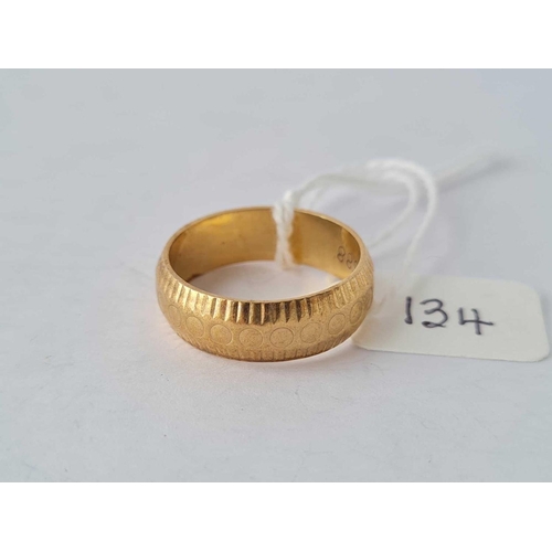 134 - A band ring 9ct size R - 5.1 gms