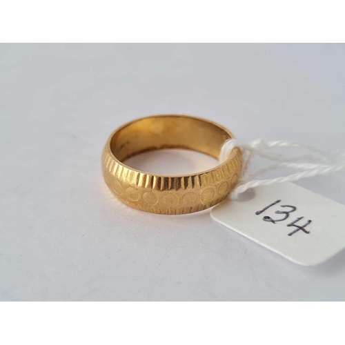 134 - A band ring 9ct size R - 5.1 gms