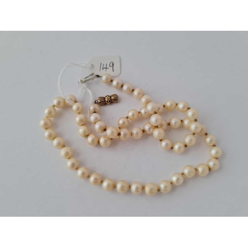 149 - A pearl necklace with 9ct clasp 18 inches