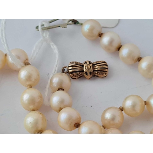 149 - A pearl necklace with 9ct clasp 18 inches