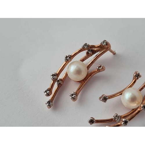 162 - A pair of pretty spray earrings with diamond and pearl 9ct - 2.8 gms