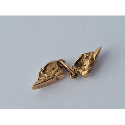 164 - A charm in the form of a pair of shoes 9ct - 1.6 gms