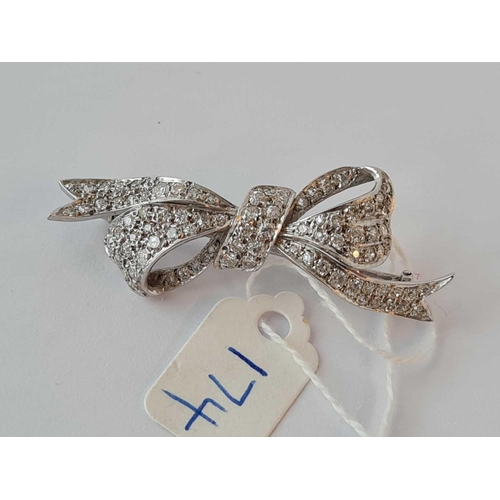 174 - A VERY GOOD 1920's MULTI STONE DIAMOND BOW BROOCH SET IN PLATINUM - 7.7 GMS