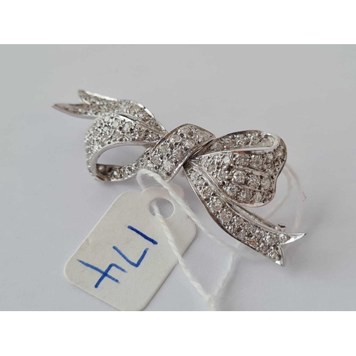 174 - A VERY GOOD 1920's MULTI STONE DIAMOND BOW BROOCH SET IN PLATINUM - 7.7 GMS