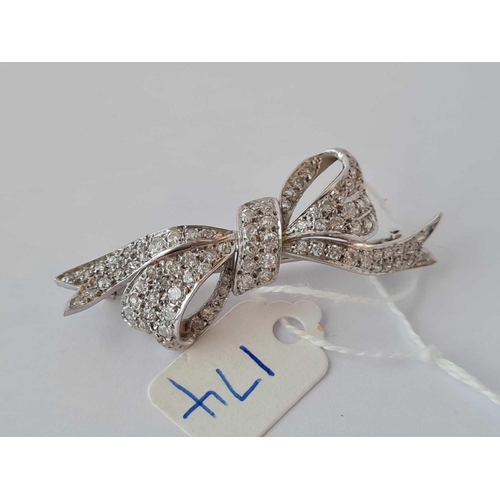 174 - A VERY GOOD 1920's MULTI STONE DIAMOND BOW BROOCH SET IN PLATINUM - 7.7 GMS