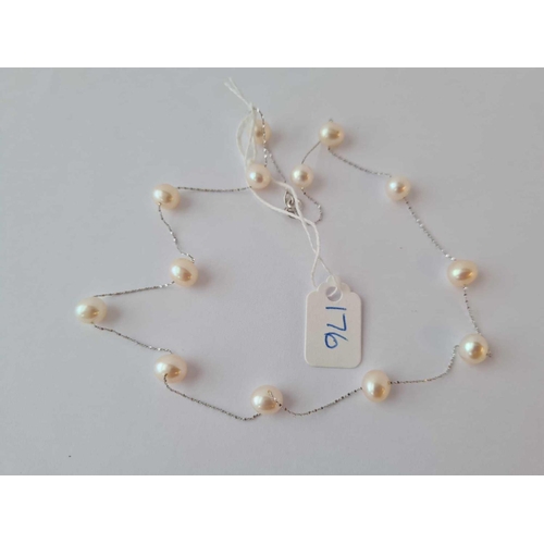 176 - A WHITE GOLD AND MUTI PEARL NECKLACE IN 14CT GOLD 16 INCHES