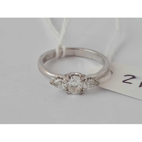 211 - AN UNUSUAL 18ct WHITE GOLD DIAMOND 3/S RING SET WITH A CENTRAL OVAL DIAMOND 0.40 cts approx, FLANKED... 