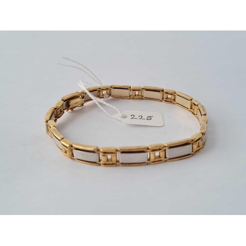 225 - A TWO COLOUR GOLD BRACELET - 19.3 GMS