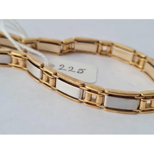 225 - A TWO COLOUR GOLD BRACELET - 19.3 GMS