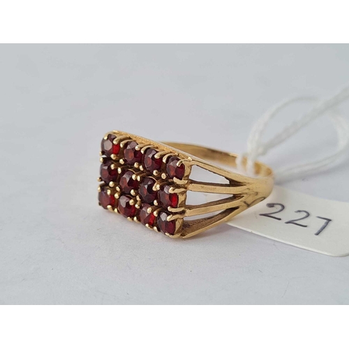 227 - A oblong garnet set ring 9ct size T - 4.5 gms