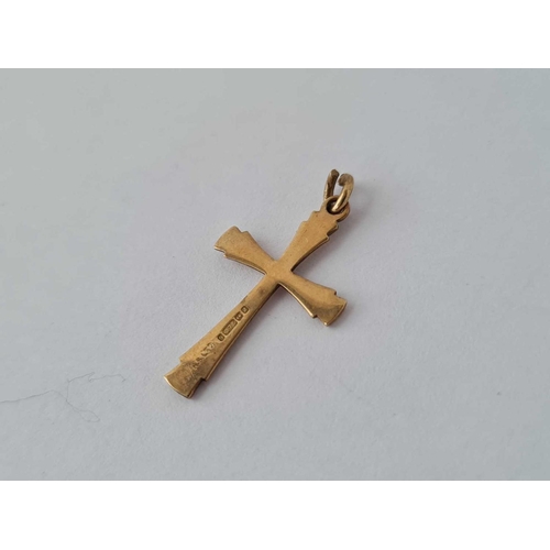 28 - A 9ct cross pendant