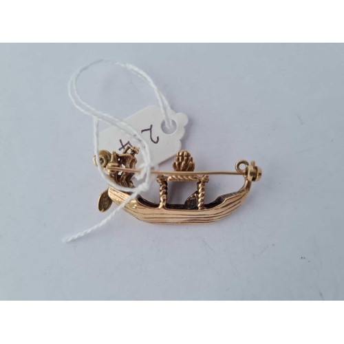 284 - A boat shaped brooch 9ct - 7.5 gms