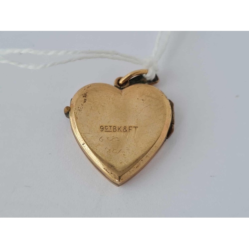 29 - A heart shaped back and front locket 9ct - 2.9 gms