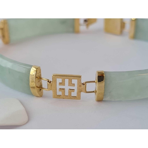30 - A jadeite bracelet 9ct