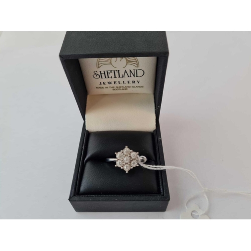 301 - A white gold diamond ring (.35) 9ct - 4.2 gms