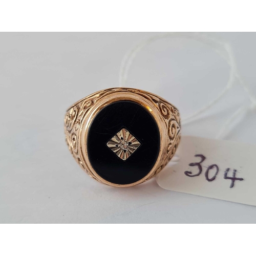 304 - A vintage onyx and diamond ring 9ct size Q - 5.4 gms