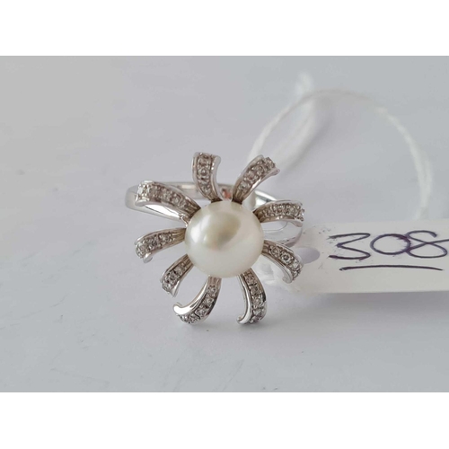 308 - A GOOD PEARL AND DIAMOND FLOWER HEAD SHAPED RING 18CT GOLD SIZE N - 6 GMS