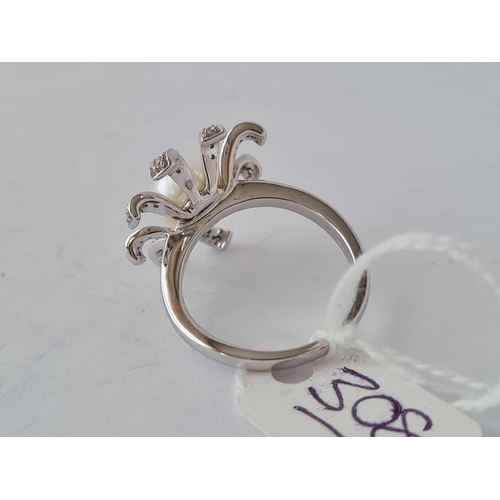 308 - A GOOD PEARL AND DIAMOND FLOWER HEAD SHAPED RING 18CT GOLD SIZE N - 6 GMS