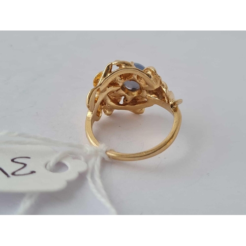 310 - A star sapphire flower head shaped ring 14ct gold size H 1/2 - 4 gms