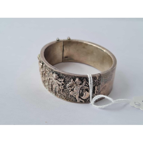 313 - A unmarked silver curb decorated bangle