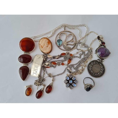 315 - A agate pendant and cameo amber etc.