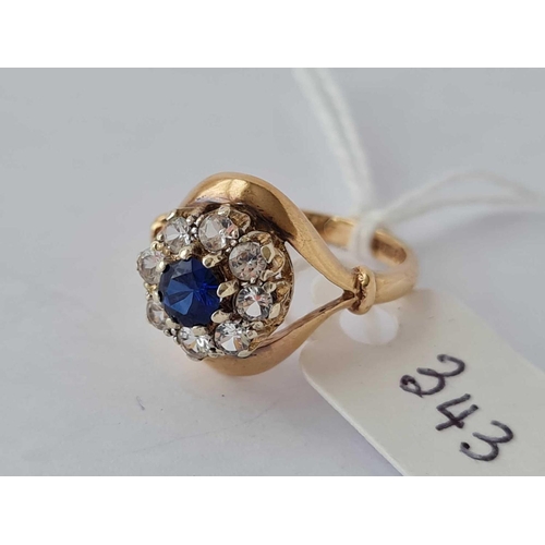 343 - A floral ring with swept shoulders 9ct size M - 3.6 gms