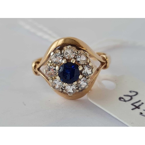 343 - A floral ring with swept shoulders 9ct size M - 3.6 gms