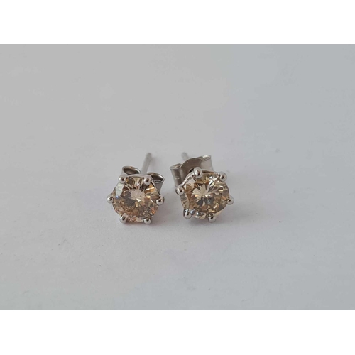 374 - A GOOD PAIR OF PLATINUM AND DIAMOND EAR STUDS ( APPROX 1 CT )