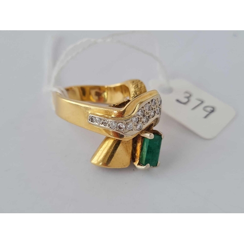 379 - A EXCERLANT WAVY BAGUETTE EMERALD AND DIAMOND RING 18CT GOLD SIZE M - 13 GMS