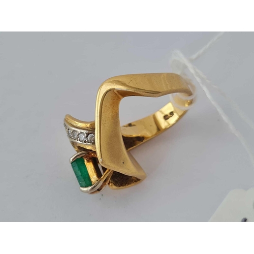 379 - A EXCERLANT WAVY BAGUETTE EMERALD AND DIAMOND RING 18CT GOLD SIZE M - 13 GMS