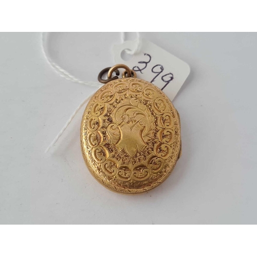 399 - A OVAL VICTORIAN GOLD LOCKET - 8.4 GMS