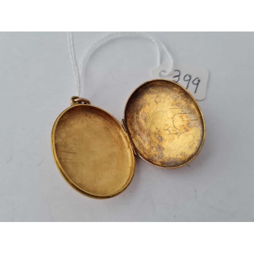 399 - A OVAL VICTORIAN GOLD LOCKET - 8.4 GMS