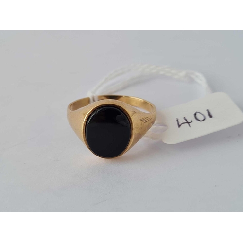 401 - a black stone signet ring 9ct size T 1/2 - 2.8 gms