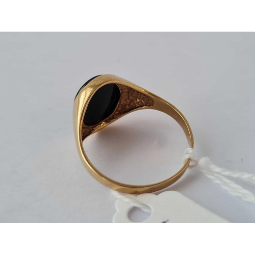 401 - a black stone signet ring 9ct size T 1/2 - 2.8 gms