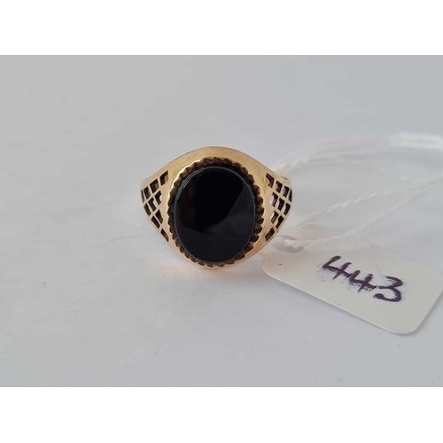 443 - A black stone ring 9ct size Q - 2.4 gms