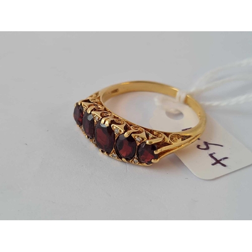 454 - 18ct GARNET SET 5/S CARVED ½ HOOP RING SET WITH DIAMOND POINTS, HALLMARKED LONDON 1969, SIZE V