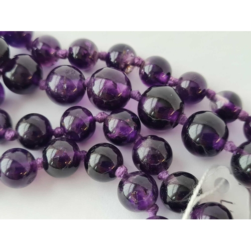 463 - A good long graduated amethyst bead necklace with large beads 64 cm long